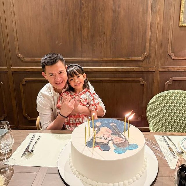 <p>Meski rumah tangga Shandy dan David berakhir sejak 2023, hubungan&nbsp;keduanya pun tetap terjaga dengan baik, Bunda. Hal itu terlihat dari sejumlah potret kebersamaan mereka yang diunggah lewat Instagram <em>@missclaireherbowo</em>. (Foto: Instagram @missclaireherbowo)</p>