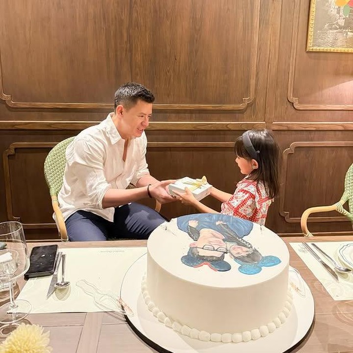 <p>Tak hanya itu, momen manis pun terlihat saat Claire memberikan hadiah untuk sang Ayah. "<em>Happy Birthday Daddy</em>! <em>love you today</em>, <em>tomorrow and forever</em>.<em> Happy birthday, Dad</em>!" tulisnya di Instagram. (Foto: Instagram @missclaireherbowo)</p>