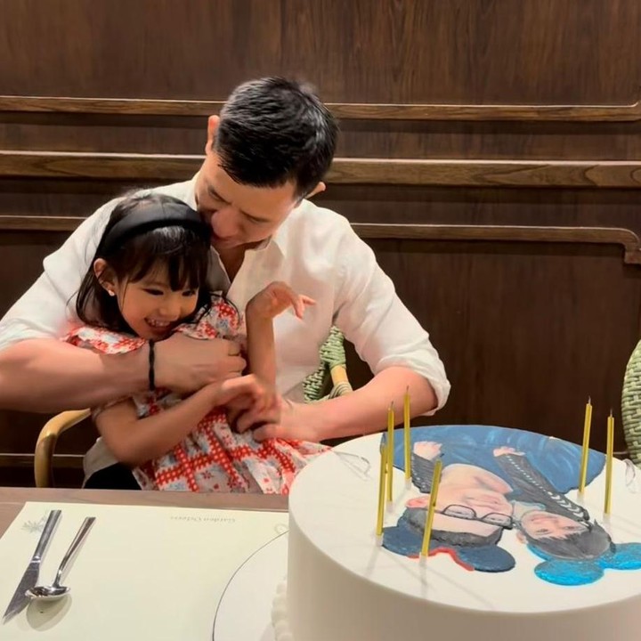 <p>Dari potret yang dibagikan, terlihat jelas wajah bahagia Claire saat berada di dekapan sang Ayah. Ia tampak begitu senang bisa merayakan hari spesial ayahnya itu. (Foto: Instagram @missclaireherbowo)</p>
