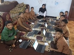 Siswa SD Tambora Bima Kerjakan ANBK di Rumah Guru, Pakai Laptop Pinjaman