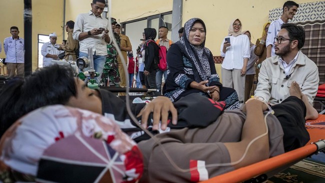 Bupati Bandung Barat, Jeje Ritchie Ismail, menegaskan hanya menutup tiga dapur SPPG setelah keracunan massal MBG, bukan 85. KLB ditetapkan dengan 1.315 korban.