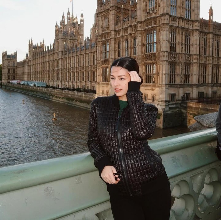 <p>Susan membagikan potretnya saat menjalani kehamilan pertama ini di London. Dalam satu foto yang diunggahnya, Susan memamerkan foto-fotonya saat menghabiskan waktu di jembatan Westminster dengan pemandangan indah sungai Thames. "Kembali ke masa lalu, di mana setiap sudut London membisikkan cerita masa lalu," tulisnya dalam unggahan ini. (Foto: Instagram @susansameeh</p>