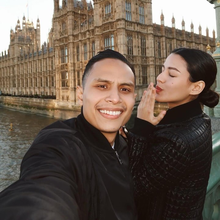 <p>Tak sendiri, Susan Sameh menikmati pemandangan kota London bersama suaminya. Keduanya kompak mengenakan baju berwarna hitam. <em>Quality time</em> ini tampaknya menjadi momen spesial bagi Susan dan suami yang sebentar lagi dikaruniai anak pertama, Bunda. (Foto: Instagram @susansameeh)</p>