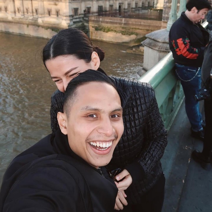<p>Selama di Inggris, Susan juga menyempatkan diri untuk kulineran. Dalam postingan di Instagram Stories, Susan membagikan video saat ia dan suami tengah menikmati <em>street food</em> di jalanan kota London. (Foto: Instagram @susansameeh)</p>
