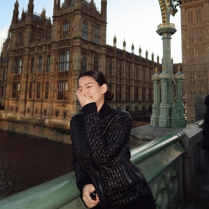<p>Selain kulineran, Susan dan suami juga menonton pertandingan sepak bola di London. Di unggahan Instagram Stories, Susan <em>memposting</em> video saat ia berada di stadion Craven Cottage. "Sebentar lagi ngerti bola nih @atamimikhalid," tulisnya dalam unggahan ini. (Foto: Instagram @susansameeh)</p>