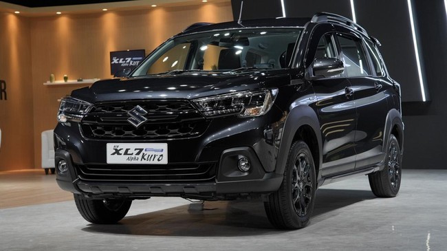 PT Suzuki Indomobil Sales resmi meluncurkan New XL7 Hybrid Alpha Kuro, SUV ramah lingkungan dengan aksen hitam dan desain elegan.