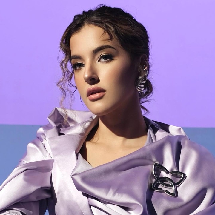 <p>Dalam satu unggahan di Instagram, Tasya menuliskan <em>caption</em> yang tak biasa, Bunda. "<em>Throw your hands up at me</em> (Angkat tanganmu ke arahku)," tulisnya. Beberapa netizen mengaitkan <em>caption</em> tersebut dengan kehidupan pribadi Tasya. Sementara yang lain memberikan dukungan kepada perempuan 33 tahun ini agar kuat menjalani proses cerai. "Sayangnya aku, tetap bersinar," tulis akun @re**. "Tasya ini di kasih pundak yg cukup kuat, sama kaya mamanya, gue yakin sih dia bisa laluin ini semua dengan baik," ungkap @pra***. (Foto: Instagram @tasyafarasya)</p>