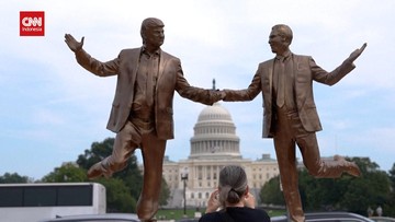 VIDEO: Patung Trump Gandengan dengan Epstein Muncul di Washington