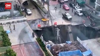 VIDEO: Detik-detik Jalan Raya Amblas Bikin Lubang 50 Meter di Bangkok