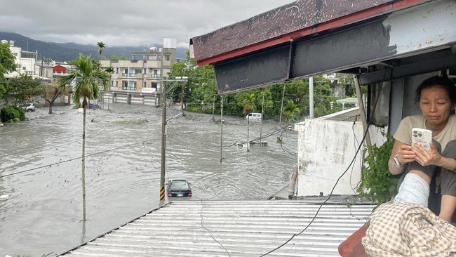 Topan Super Ragasa 'Ngamuk' di Taiwan, Danau Meluap & 14 Orang Tewas Topan super Ragasa mengamuk di Taiwan pada Selasa (24/9), menewaskan 14 orang dan 124 orang hilang.