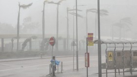FOTO: Super Topan Terbesar di Dunia Terjang Hong Kong