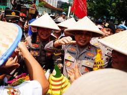 Temui Massa Aksi di Monas, Wakapolda Metro Beri Tumpeng ke Petani