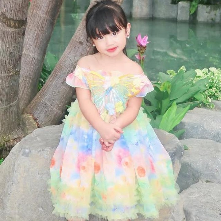 <p>Bible lahir pada 9 November 2021 dan kini sudah menginjak usia tiga tahun, Bunda. Di usianya yang masih belia, pesona cantiknya pun sudah terpancar, hingga banyak warganet yang menyebut kalau ia sangat mirip dengan sang Bunda. (Foto: Instagram @felicyangelista_)</p>
