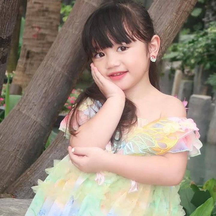 <p>Sebagai Bunda, Felicya tak ragu untuk memoles penampilan Bible, mulai dari <em>outfit</em> hingga tatanan rambut Si Kecil agar terlihat makin manis. Dalam potret terbarunya, Bible tampil bak <em>princess</em> dengan gaun berwarna pastel yang membuatnya seperti karakter dari negeri dongeng. (Foto: Instagram @felicyangelista_)</p>