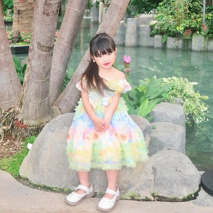 <p>Melalui <em>caption</em>-nya di Instagram, Felicya tampak terharu menyadari betapa cepatnya putrinya tumbuh. &ldquo;Genggam erat tangan mungil mereka, karena ini momen yang berharga! Hargai pelukan kecil mereka, karena mereka tumbuh begitu cepat,&rdquo; tulis Felicya lewat Instagramnya. (Foto: Instagram @felicyangelista_)</p>