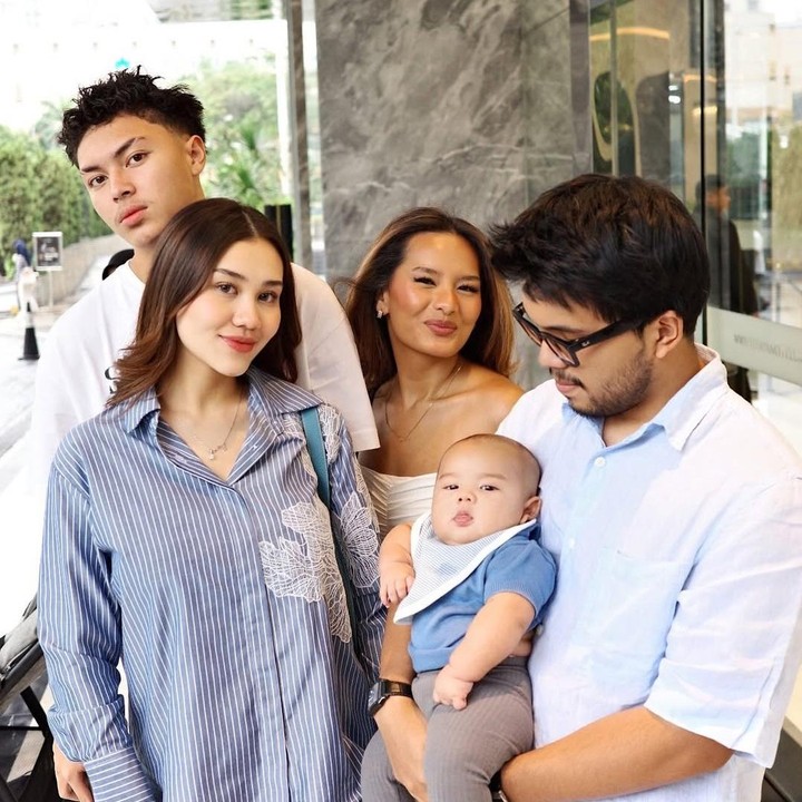 <p>Aaliyah secara khusus membagikan momen spesial kebersamaannya dengan Zahwa dan Keanu. Aaliyah juga mengajak serta suaminya Thariq Halilintar dan putra semata wayangnya Arash dalam pertemuan keluarga ini. "<em>MashaAllah TabarakAllah</em>," tulis Aaliyah dalam foto yang diunggahnya. (Foto: Instagram @aaliyah.massaid)</p>