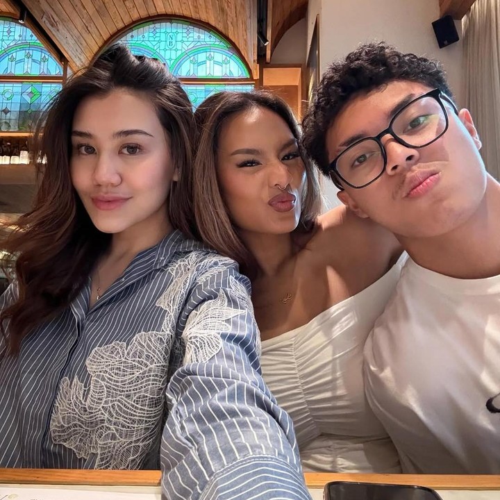 <p>Ketiga anak almarhum Adjie Massaid, Aaliyah, Zahwa, dan Keanu, selalu tampil kompak di berbagai kesempatan. Baru-baru ini, ketiganya berkumpul untuk menghabiskan waktu bersama, Bunda. (Foto: Instagram @aaliyah.massaid)</p>