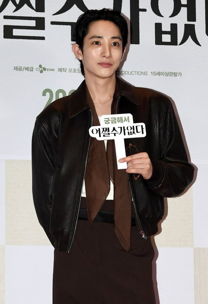 Artis berikutnya adalah Lee Hyuk Soo atau lebih dikenal dengan nama panggung Lee Soo Hyuk yang tampil memikat di celebrity screening film yang akan tayang di bioskop Indonesia mulai 1 Oktober 2025 mendatang./ Foto: x.com/tenasia_