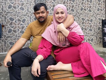 img-title Bedu Sempat Bangkrut Sebelum Gugat Cerai, 7 Potret Irma Kartika Sang Istri Jadi Sorotan