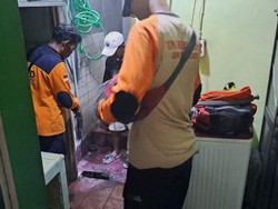 Lantai Kamar Mandi Warga Batu Tiba-tiba Ambles