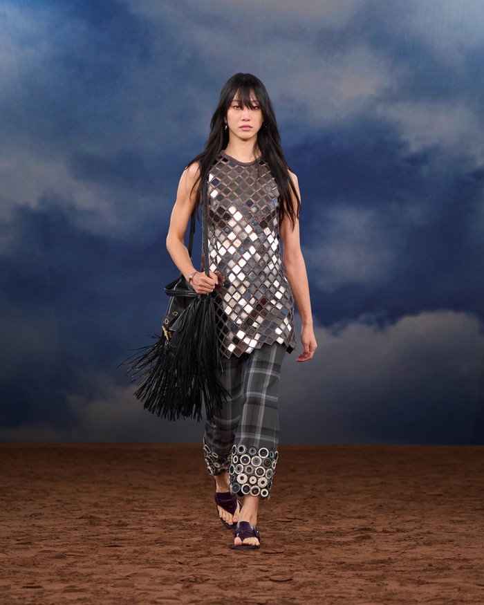 Namun eksplorasi berani bukan cuma diwujudkan melalui warna, tapi juga aksen metalik yang berkilauan sampai motif-motif geometris dipadu motif signature Burberry. Menambah kesan kemeriahan suasana/ Foto: Courtesy of Burberry