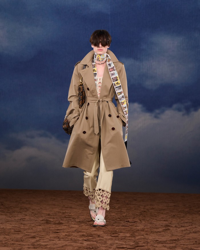 Selain dari ragam varian coat, shift dress, rok mini yang ditampilkan, koleksi ini juga menawarkan scarf yang terinspirasi dari kartu tarot ala era Edwardian, Beauties. Fashion item ini jadi statement, terlebih ketika dipasangkan pada palet warna netral yang mendominasi koleksi, yaitu beige, coklat, dan indigo/ Foto: Courtesy of Burberry