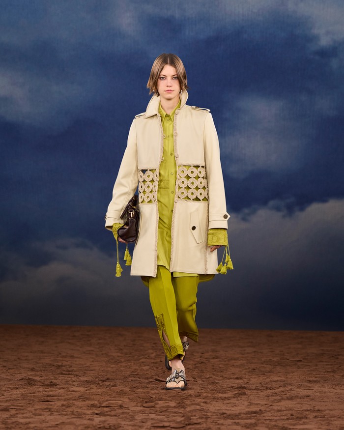 Burberry Summer 2026 turut menampilkan kekayaan tekstur pada looks. Coat berbahan suede dan leather dengan tampilan phyton-skin vegetable-tanned calfskin. Motif paisley digabungkan menggunakan teknik lasert cut. Ada pula panel macramé yang jadi pemanis coat, hemline celana, sampai crochet top/ Foto: Courtesy of Burberry