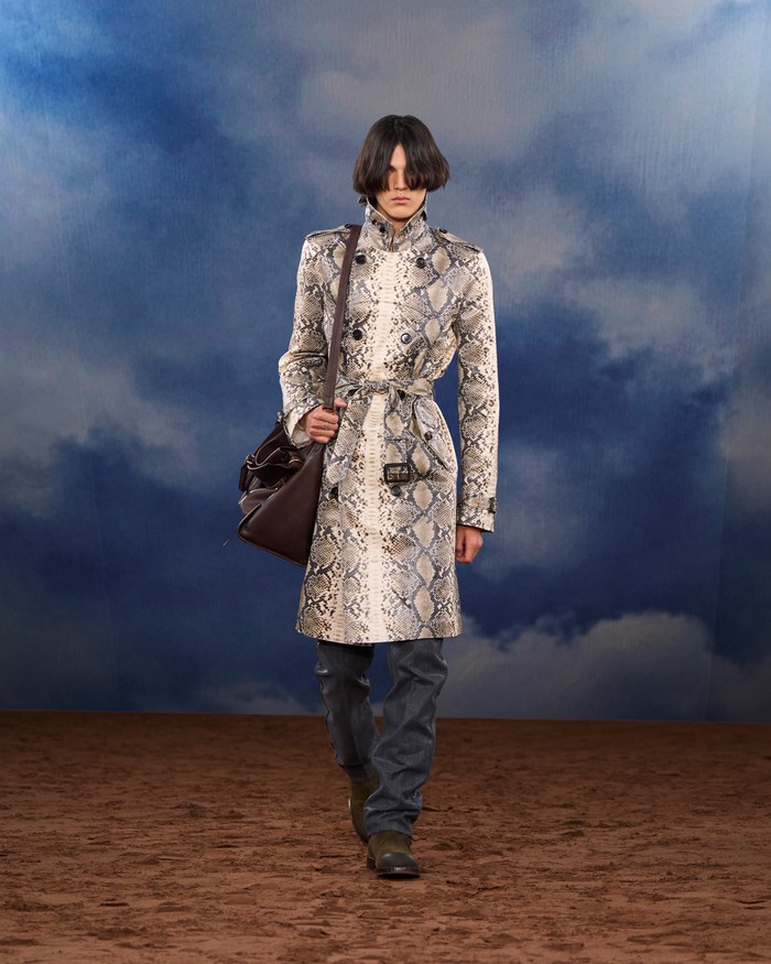 Tas jadi aksesori pelengkap yang makin mengedepankan fungsionalitas dan gaya. Siluet tidak berstruktur dan lebih lembut jadi pesona. Misalnya tas The Hampstead dengan strap rantai dan motif Burberry Check. Selain itu, dijumpai pula tas Tavistock dalam bahan suede. Sementara detail lain seperti handle terinspirasi logo equestrian juga jadi focal point kreasi tas musim ini/ Foto: Courtesy of Burberry