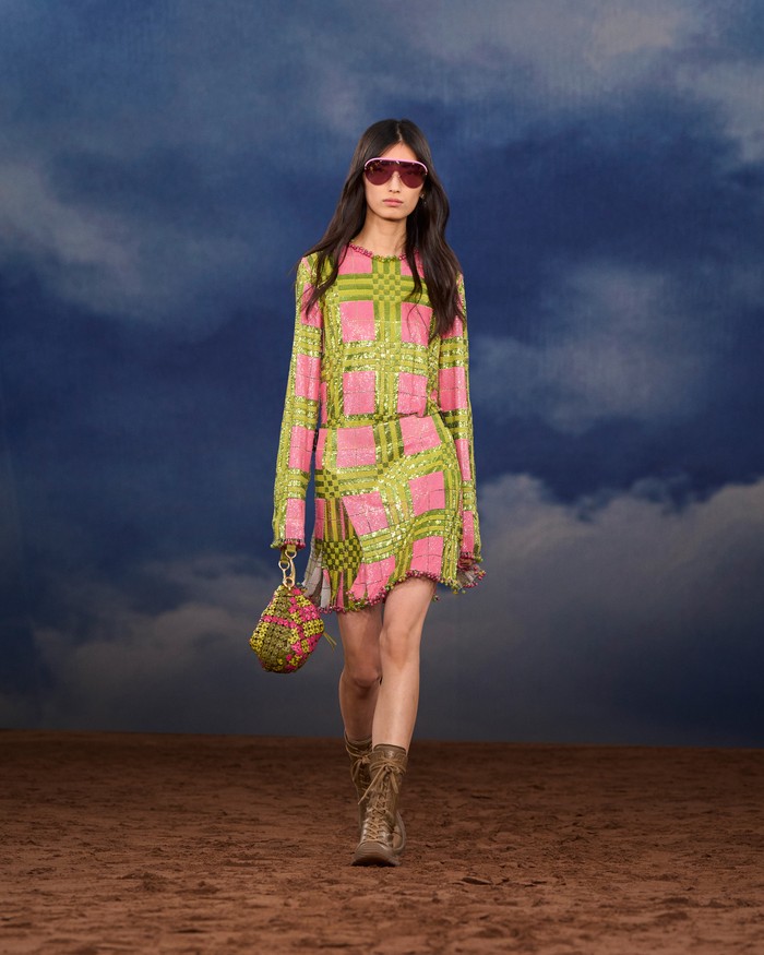 Burberry Summer 2026 jadi wadah gaya festival musik, membawa busana dari runway ke outdoor. Outfit mana yang paling menarik perhatian kamu, Beauties?/ Foto: Courtesy of Burberry