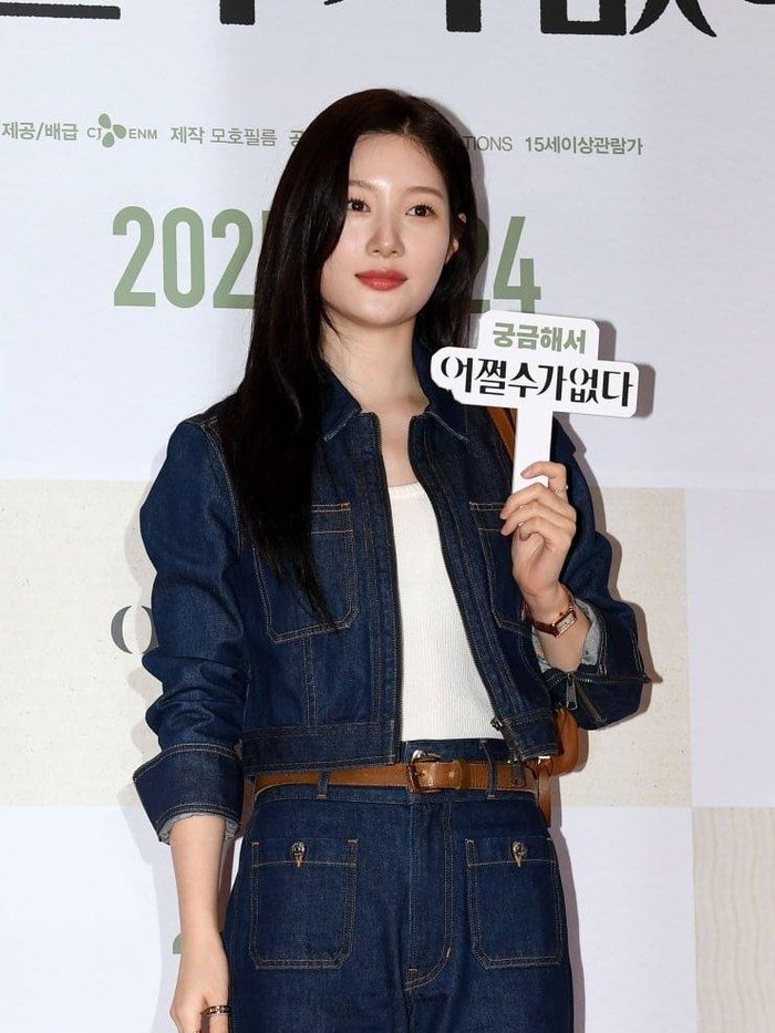 Chaeyeon DIA eks I.O.I, idol K-Pop yang juga aktris berbakat, tampil kasual namun tetap sopan dalam balutan outfit serba denim saat menghadiri pemutaran perdana VIP film yang diproduseri oleh Park Chan Wook pada Senin, (22/9/2025)./ Foto: x.com/tenasia_