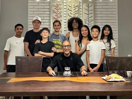 Kompaknya Keluarga Dewi Lestari Turut Rayakan Ultah Mantan Suami Marcel Siahaan Bersama Anak-anak