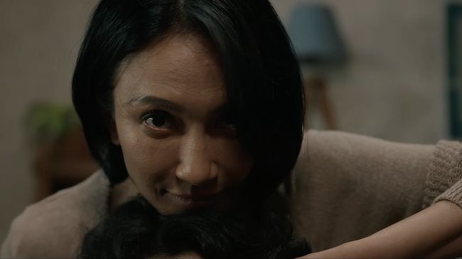 Sinopsis Dia Bukan Ibu tentang Aura Ribero cari tahu penyebab perubahan dari ibu (Artika Sari Devi) setelah mereka masuk rumah baru.