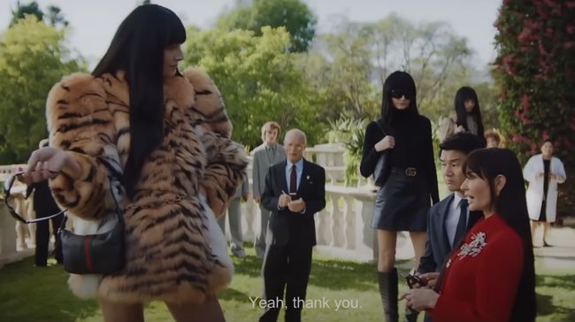 Dalam debutnya bersama Gucci, Demna menghadirkan estetika nouveau riche alias 'orang kaya baru' dalam koleksi busana yang dipamerkan dalam film The Tiger.