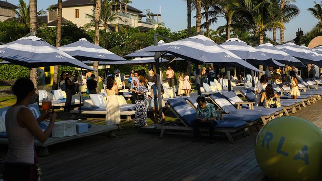FURLA Hadirkan Beach Club Pertama di Bali, Satukan Konsep Fashion dan Kuliner