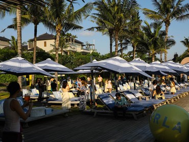 FURLA Hadirkan Beach Club Pertama di Bali, Satukan Konsep Fashion & Kuliner