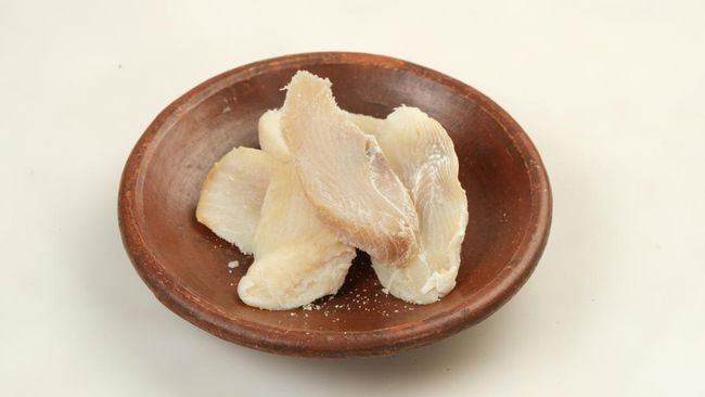 Meski sama-sama disebut jambal roti, ikan asin asli berbeda jauh dari olahan daging hiu. Begini cara membedakannya.