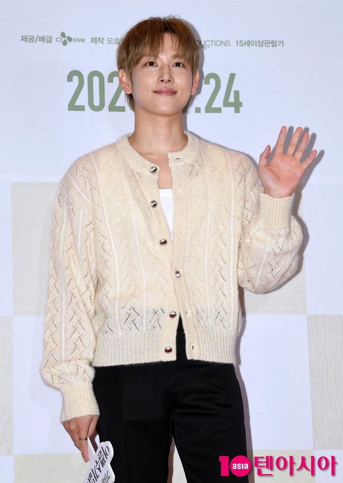 Im Siwan yang merupakan lawan main Jo Yuri di serial Netflix yang resmi tamat di musim ketiga tersebut juga masuk dalam jajaran artis yang turut datang. Pemain ‘Squid Game’ lain, yakni Wi Ha Joon, pun hadir./ Foto: x.com/tenasia_