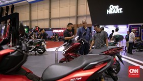 Pengunjung melihat sepeda motor yang dipamerkan dalam Pameran Indonesia Motorcycle Show (IMOS) 2025 di Indonesia Convention Exhibition (ICE) BSD, Serpong, Kabupaten Tangerang, Banten, Kamis (25/9/2025). (CNN Indonesia/Adi Ibrahim)