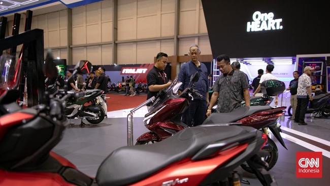 Pengunjung melihat sepeda motor yang dipamerkan dalam Pameran Indonesia Motorcycle Show (IMOS) 2025 di Indonesia Convention Exhibition (ICE) BSD, Serpong, Kabupaten Tangerang, Banten, Kamis (25/9/2025). (CNN Indonesia/Adi Ibrahim)