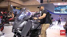 Pengunjung melihat sepeda motor yang dipamerkan dalam Pameran Indonesia Motorcycle Show (IMOS) 2025 di Indonesia Convention Exhibition (ICE) BSD, Serpong, Kabupaten Tangerang, Banten, Kamis (25/9/2025). (CNN Indonesia/Adi Ibrahim)