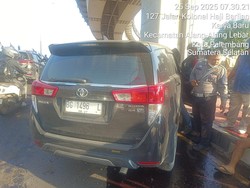 Kabur Usai Tabrak Pejalan Kaki, Innova Hitam di Palembang Tabrak Tiang LRT
