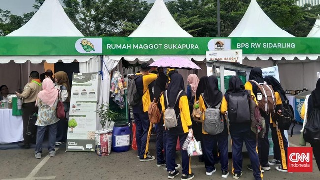 Pengunjung yang hadir dalam JEFF 2025 di CIBIS Park, Jakarta Selatan, bisa donasi pakaian hingga tukar tumblr lama dengan baru.