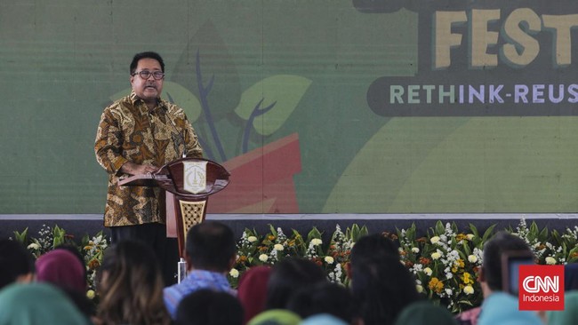 Wakil Gubernur DKI Jakarta Rano Karno mengajak warga Jakarta untuk mulai memilah sampah sejak dari rumah.