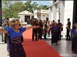 Jaksa Agung Disambut Tarian Tiba Meka di Labuan Bajo