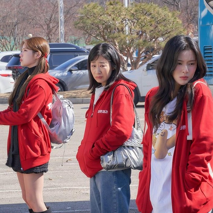 To the Moon menceritakan tentang tiga perempuan, Jung Da Hae, Kang Eun Sang, dan Kim Ji Song yang masih berstatus pekerja paruh waktu. Ketidakstabilan tersebut membuat mereka mulai berinvestasi kripto untuk mencapai mimpi-mimpi mereka.