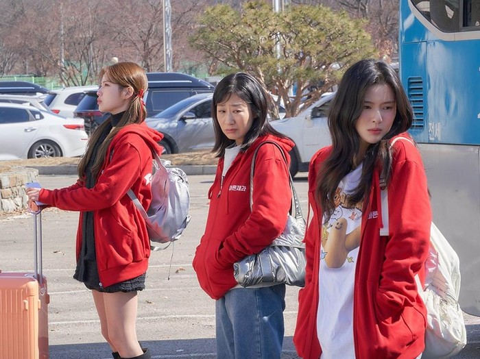 To the Moon menceritakan tentang tiga perempuan, Jung Da Hae, Kang Eun Sang, dan Kim Ji Song yang masih berstatus pekerja paruh waktu. Ketidakstabilan tersebut membuat mereka mulai berinvestasi kripto untuk mencapai mimpi-mimpi mereka.