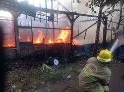Rumah Semi Permanen di Lakarsantri Ludes Terbakar gegara Korsleting