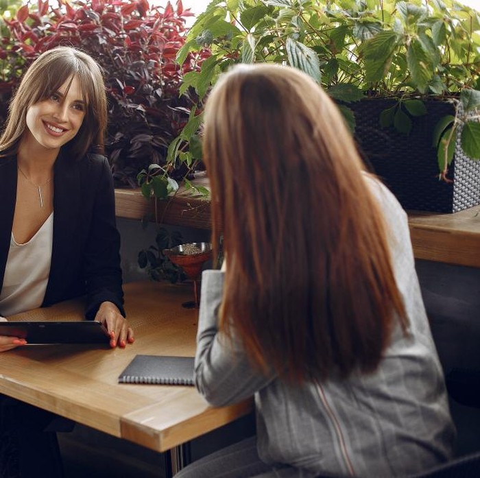 Alih-alih bertanya, “Bagaimana harimu?” yang dapat berujung pada rangkuman samar dan bisa membuat percakapan terhenti, pertanyaan 