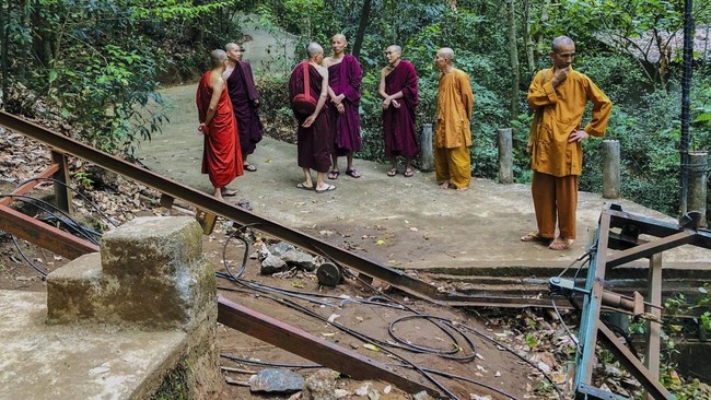 Sebuah kereta gantung jatuh di sebuah perbukitan wilayah Na Uyana, Sri Lanka, setelah kabel rel penyangga putus pada Rabu (24/9) dini hari waktu setempat.