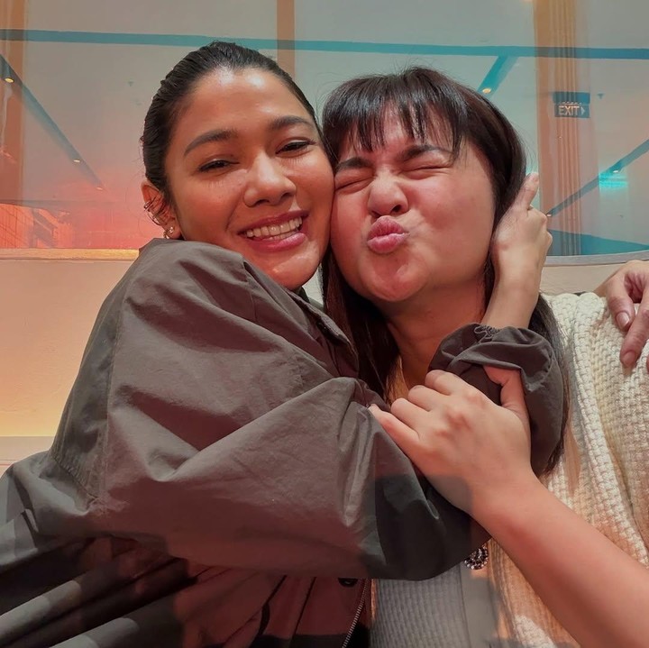 <p>Bahkan, belum lama ini, keduanya baru saja <em>hang out</em> bareng. Mereka pun tak lupa mengabadikan foto yang diunggah di Instagram. &ldquo;Tempat amanku di mana lampunya paling berwarna,&rdquo; tulis Marshanda, dikutip dari laman Instagram <em>@marshanda99,</em> Kamis (25/9/2025).&nbsp;(Foto: Instagram@marshanda99)</p>